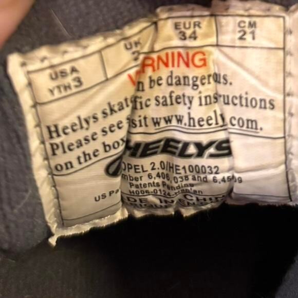 Pokemon black and red Heelys - Picture 4 of 8